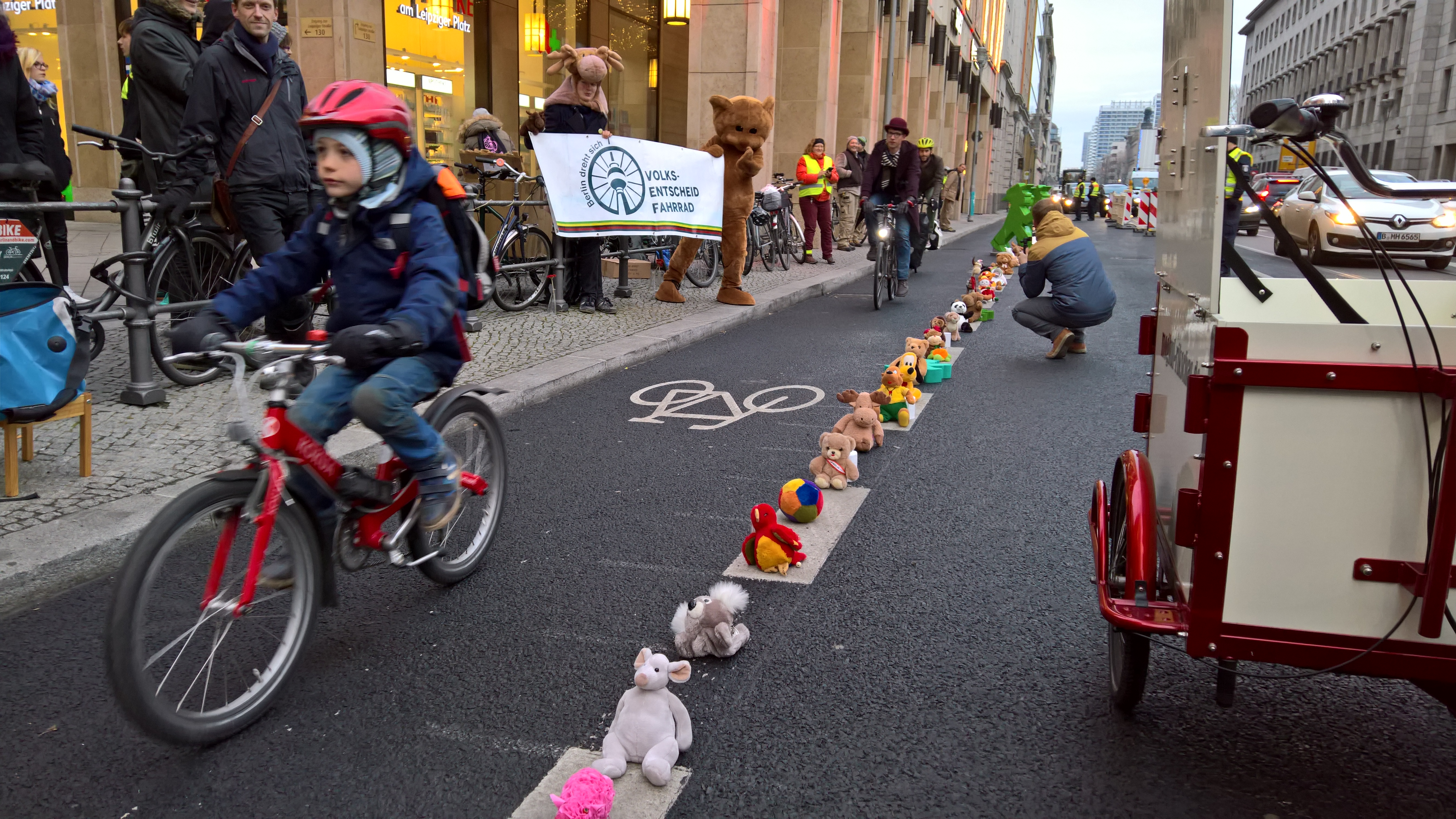 Bärchen gegen Brummis am Leipziger Platz: So süß können kindersichere Radwege aussehen (Foto: Daniel Pöhler)